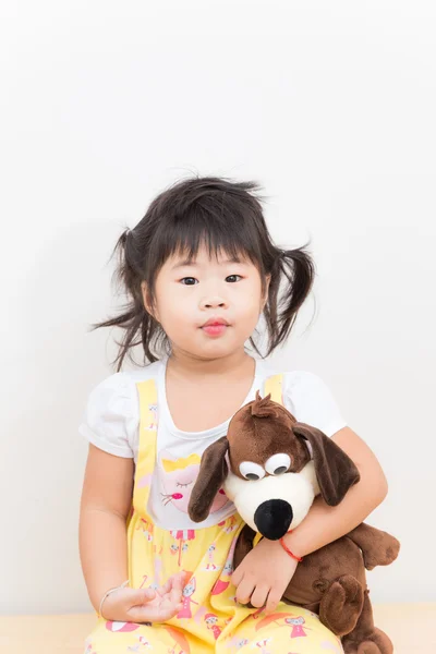 Menina muito sorridente jogando com linda boneca de cachorro — Fotografia de Stock