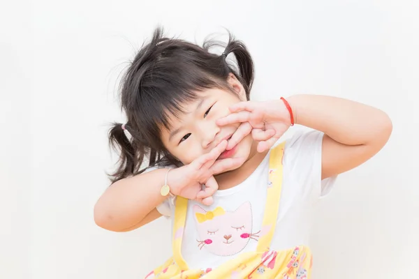 Küçük Asyalı kız elbise gömlek gülümseyen — Stok fotoğraf