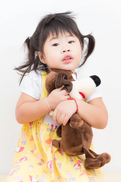 Çok gülümseyen kız güzel köpek bebekle oynamaktan — Stok fotoğraf