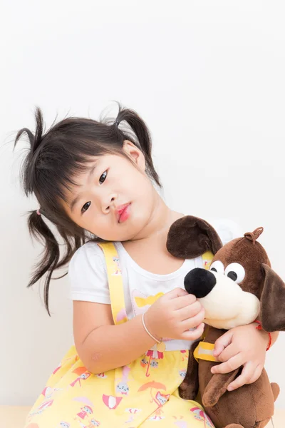 Menina muito sorridente jogando com linda boneca de cachorro — Fotografia de Stock