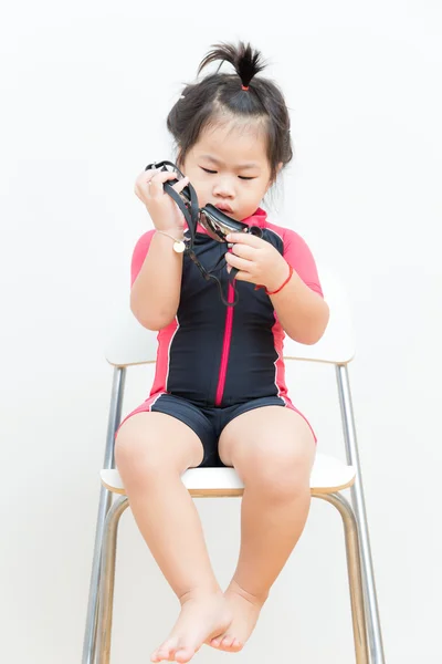 Mutlu Asyalı küçük kız giyim takım elbise otur koltuğa Yüzme — Stok fotoğraf