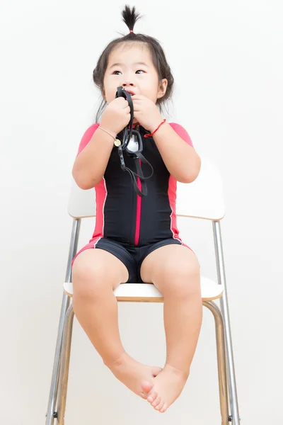 Mutlu genç kız çocuk bebek giyim takım elbise rahatlatıcı Yüzme — Stok fotoğraf