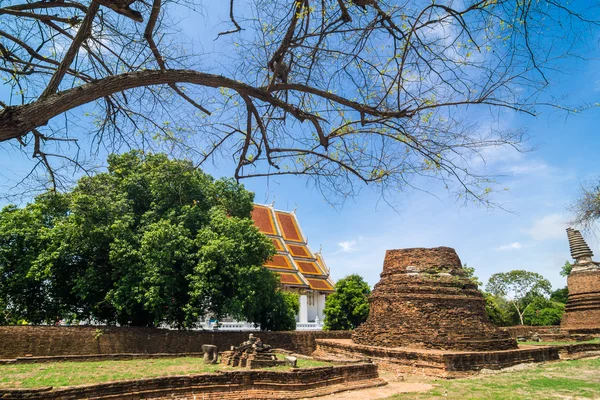 Ayutthaya Estupa Parque Histórico sob o céu azul — Fotografia de Stock