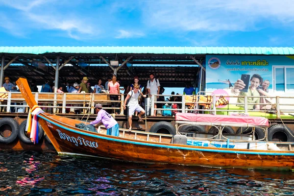Koh Lipe Tajlandia Grudnia 2015 Długi Ogon Łodzi Turystycznych Pływających — Zdjęcie stockowe