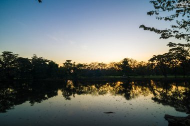Central Park'ta görkemli günbatımı gölet manzara doğa ile
