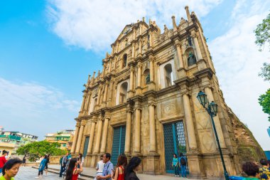 Makao, Çin - 22 Ekim: Ziyaretçi kalıntıları St Paul's ziyaret edin. 1602 1640 için Macau'nın en bilinen yerlerinden inşa. 2005 yılında