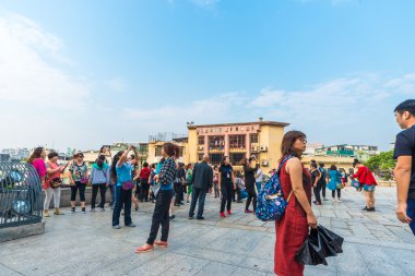 MACAU, ÇİN - 22 Ekim 2015 'te Macau şehrinde ziyaretçilerle Çin Macau şehri manzarası. Macau, tatillerde Asya 'nın popüler bir turistik merkezidir..