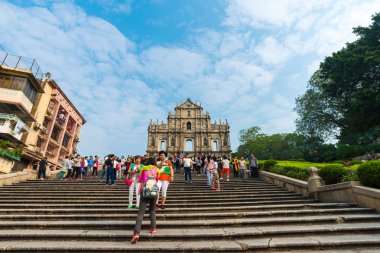 Makao, Çin - 22 Ekim: Ziyaretçi kalıntıları St Paul's ziyaret edin. 1602 1640 için Macau'nın en bilinen yerlerinden inşa. 2005 yılında