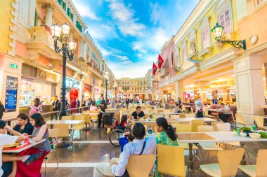 MACAU, Çin - 21 Ekim 2015 tarihinde Macau 'da Venedikli Macao Resort Hotel Kumarhanesi. Venedikli Macao, kardeş kumarhanesi Venedik Las Vegas 'ta modellenmiştir..