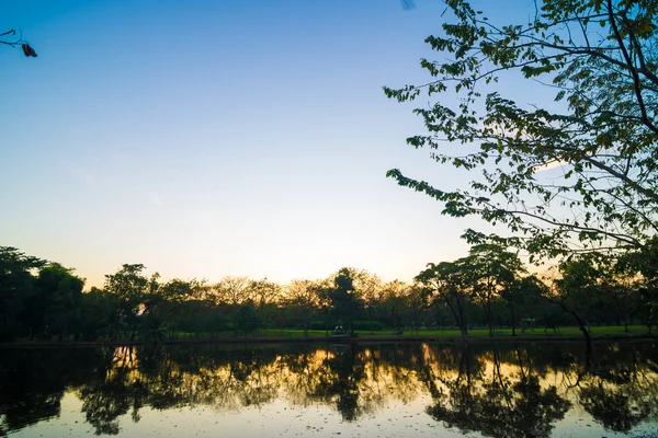 池風景自然と中央公園の雄大な夕日 — ストック写真