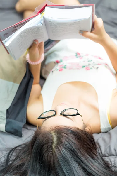 Lovely Милий Жінок Азіатського Окулярів Читання Книги Ліжку Себе Вдома — стокове фото