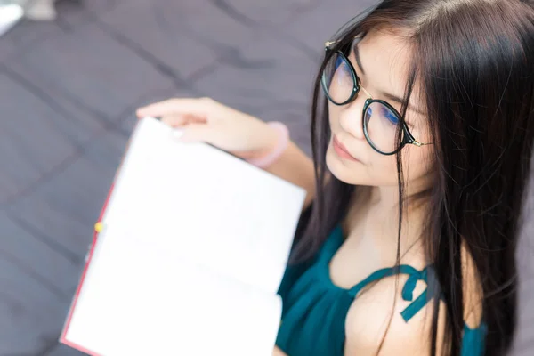 Menina asiática ler livro no quarto aconchegante casa de manhã — Fotografia de Stock