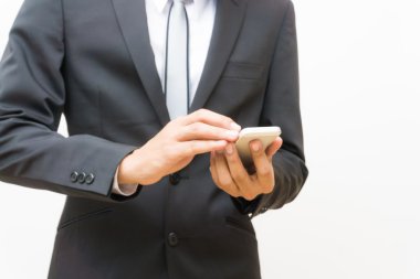 Boş beyaz zemin üzerine onun akıllı telefon kullanan genç iş Asyalı adam