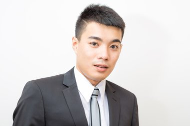 Asya profesyonel iş adamı izole bir beyaz arka plan üzerinde seyir genç iyi akıllı