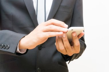 Onun akıllı telefon kullanan genç iş Asyalı adam