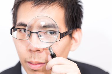 İş Asya adam arıyor, kamera aracılığıyla Büyüteç