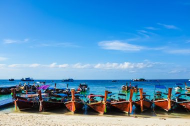 Lipe Adası'nda Tayland Longtail balıkçılık ve seyahat tekne Parkı kum plaj, satır ahşap tekne