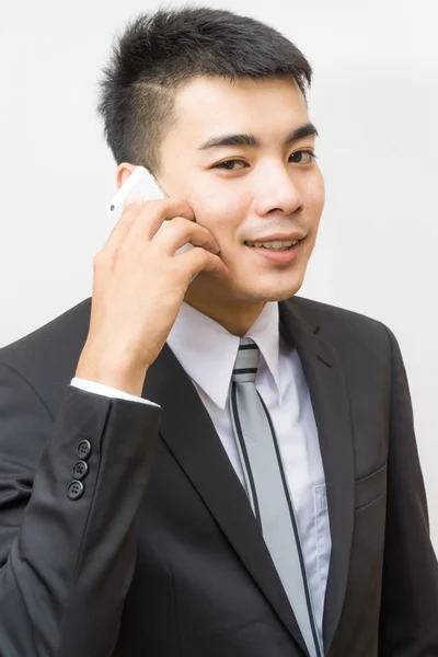 Azjatyckiej człowiek młody biznes za pomocą jego inteligentny telefon — Zdjęcie stockowe