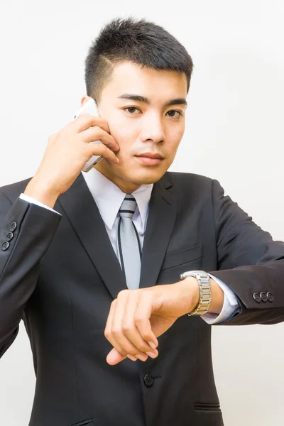 Młody Azjatycki Biznes Człowiek Patrzy Zegarek Rozmowy Telefon Komórkowy Przez — Zdjęcie stockowe