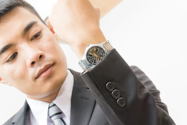 Czekam Ciebie Młody Biznesmen Patrząc Zegarek Białym Tle — Zdjęcie stockowe