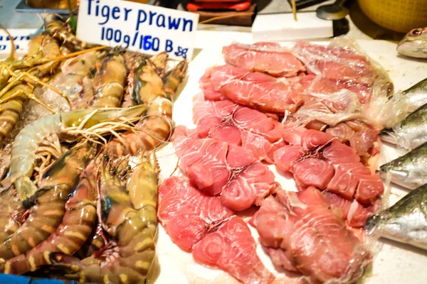 新鲜的海鲜与冰上售价在利普岛 — 图库照片
