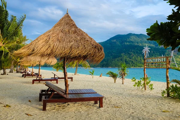 Tumbonas de madera de pie en la costa del mar de Andamán bajo dramati — Foto de Stock