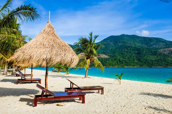 Este Tiempo Vacaciones Mostrar Sillas Madera Una Hermosa Playa Tropical — Foto de Stock