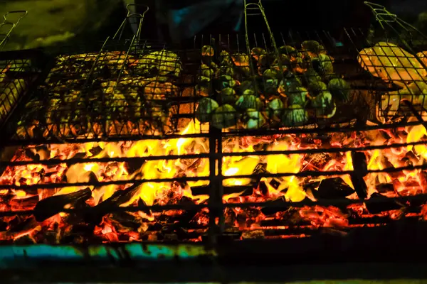 Rad läckra räkor fisk och skal på grillen med flames — Stockfoto