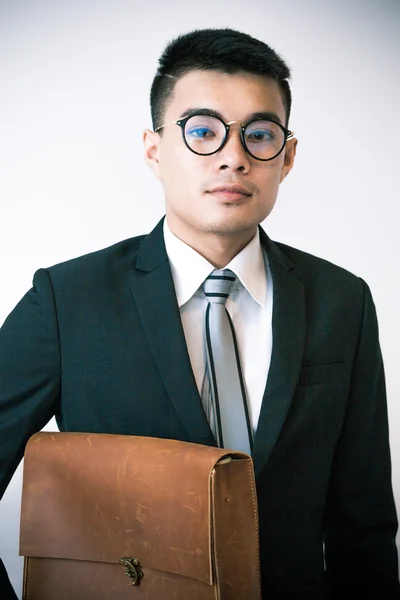 Asiático Sonriente Joven Hombre Negocios Gafas Llevando Bolso Cuero Hecho —  Fotos de Stock