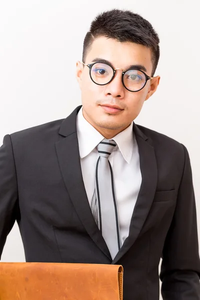 Azjatyckiej uśmiechający się młody biznes człowiek okulary prowadzenie handmade lea — Zdjęcie stockowe