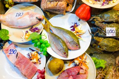 Buz ile taze deniz ürünleri satmak fiyat lipe Adası