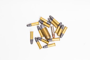 Büyük .45 ACP ve beyaz arka plan üzerinde küçük .22 LR kurşun