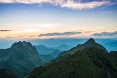 Güzel yaz peyzaj dağlar beyaz bulut, şafakta güneş gün batımı