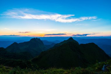 Güzel yaz peyzaj dağlar beyaz bulut, şafakta güneş gün batımı