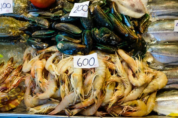 Frische Meeresfrüchte auf Eis mit Verkaufspreis in lipe island — Stockfoto