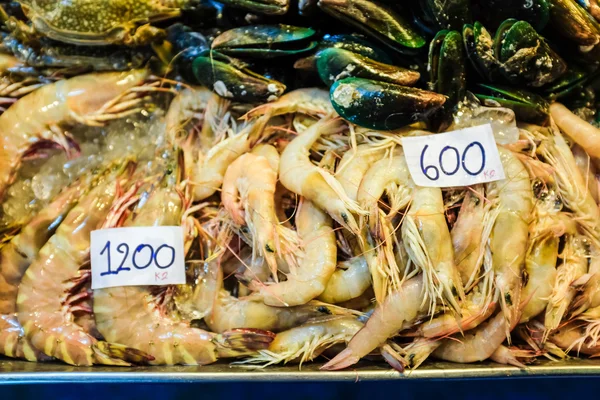Frische Meeresfrüchte Shrimp Shell Und Fisch Auf Eis Mit Verkaufspreis — Stockfoto