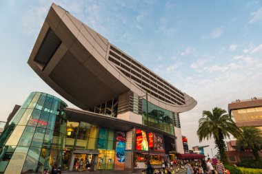 Hong Kong-Ekim 23: turistler ve yerel halk Peak kuledeki Ekim'de görülmektedir 23,2015 Hong Kong. Zirve Hong Kong en popüler cazibe, şehrin muhteşem manzarasını sağlar.