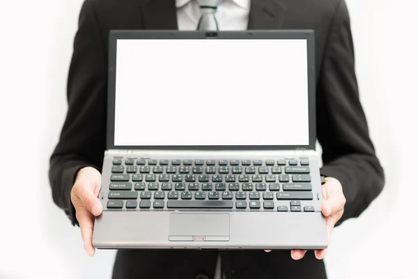 Schöner asiatischer Geschäftsmann arbeitet mit Laptop im Büro — Stockfoto