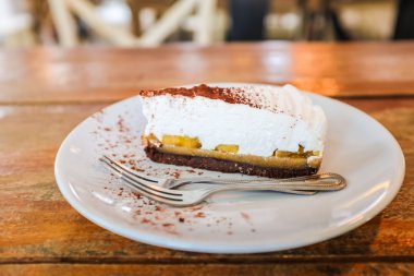 Pasta tabak ahşap masa üzerinde koyu çikolata ile tepesi