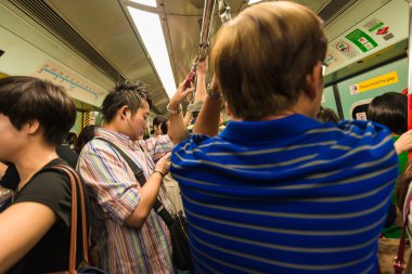 Hong Kong - 24 Ekim: 24 Ekim 2015 yılında Merkez, Hong Kong metro tren istasyonu. Hong Kong'daki en popüler taşıma MTR olduğunu