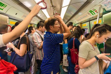 Hong Kong - 24 Ekim: 24 Ekim 2015 yılında Merkez, Hong Kong metro tren istasyonu. Hong Kong'daki en popüler taşıma MTR olduğunu