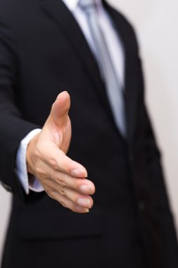 Göndermek için işadamı'nın elini sıkmak işareti siyah takım elbiseli.