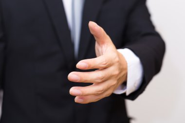 Göndermek için işadamı'nın elini sıkmak işareti siyah takım elbiseli.