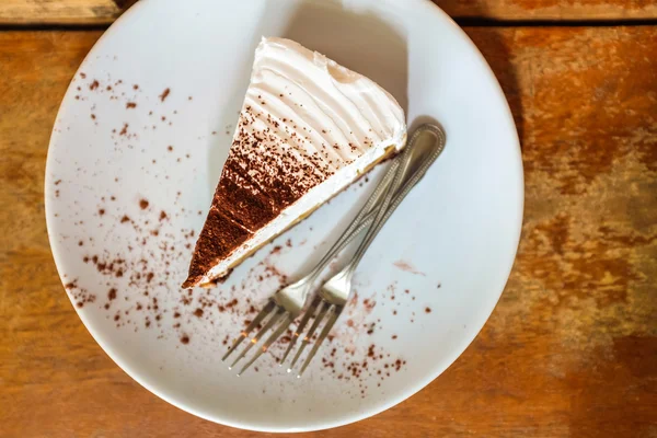 Torta Bianca Con Cioccolato Nel Piatto Bianco Sul Tavolo Legno — Foto Stock