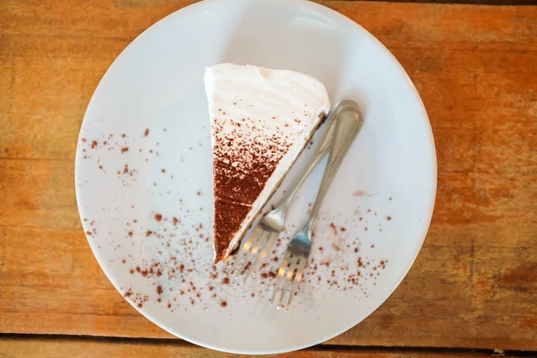 Λευκή Τούρτα Σοκολάτα Λευκή Πινακίδα Στο Ξύλινο Τραπέζι Στην Καφετέρια — Φωτογραφία Αρχείου