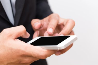 Beyaz arka plan üzerinde cep telefonu konuşurken mutlu Asyalı adam