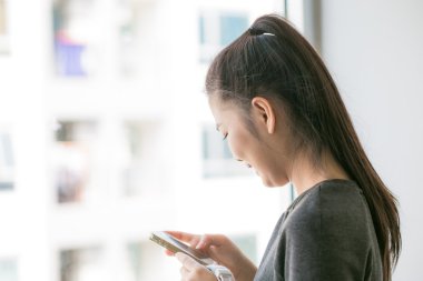 Akıllı telefonda kat mülkiyeti oturma odasında kız manifatura