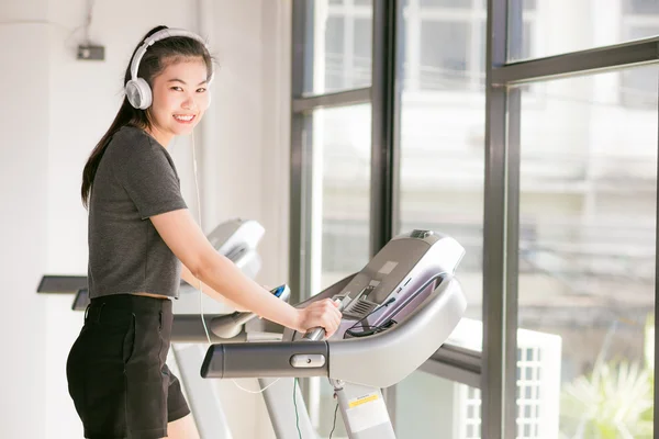 Ελκυστικές Γυναίκες Της Ασίας Τρέξιμο Στο Διάδρομο Στο Γυμναστήριο Και — Φωτογραφία Αρχείου