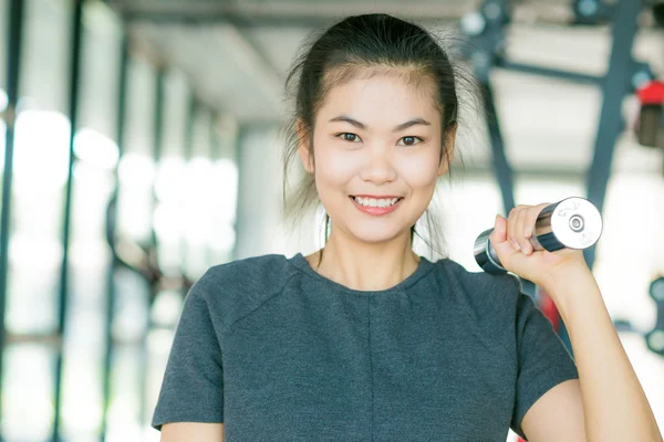年轻的亚洲女人工作的锻炼 在健身房里 有吸引力的亚洲女孩 — 图库照片