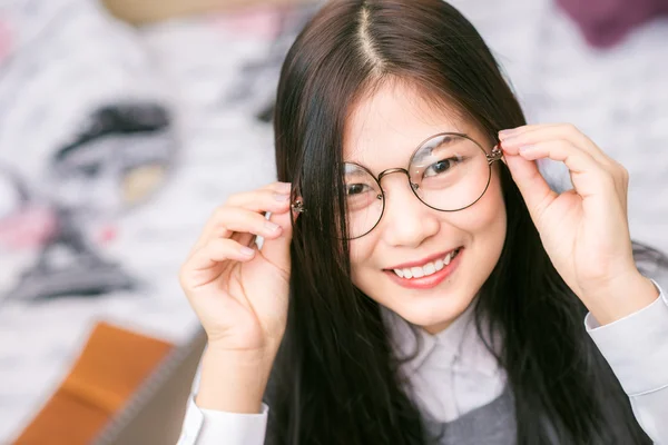 Belle Asiatique Jeune Femme Bouclée Avec Des Lunettes Assis Sur — Photo